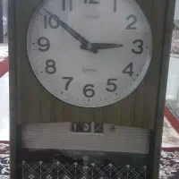 ساعت قدیمی تقویم دار