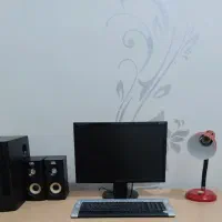 کامپیوتر با میز