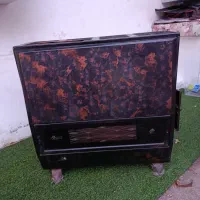بخاری گازی و میز تلویزیون