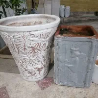 تعدادی گلدان سفالی بزرگ و کوچک