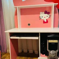 میز تحریر و کامپیوتر نوجوان