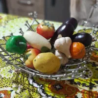 تعدادی سیفیجات مصنوعی دکوری با ظرف استیل