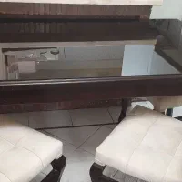میز ناهار خوری ۶ نفره.میز شیشه دارد.