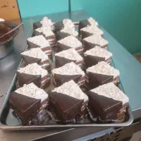 کارگر ساده آقا یا خانم شیرینی فروشی