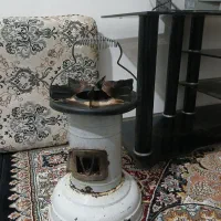 تلویزیون همراه با میز و گیرنده دیجیتال