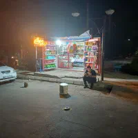 نیرو کار در دکه جلو بیمارستان بوعلی سینا