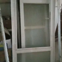 در ورودی ساختمان و در گنجه ای