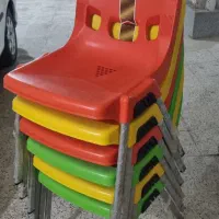 تعدادی صندلی پلاستیکی بفروش میرسد