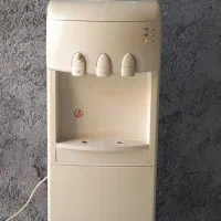 آبسردکن دارای شیر آب سرد و گرم و یخچال هم دارد