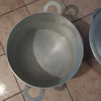 یک عدد قابلمه بزرگ آلمینیومی