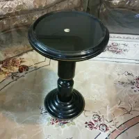 میز گرد پایه دار زیر گلدانی