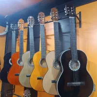 گیتار(پاساژ مرکزی طبقه بالا انتهای سالن)