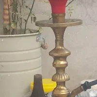 یک عدد قلیان برنجی همراه یک عدد تنه چوبی قلیان