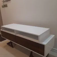 میز تلویزیون چوبی با طراحی شیک و خوشرنگ