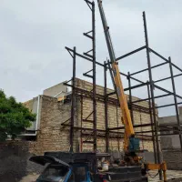 جرثقیل نیسان دکل ۲۰ متر . سبد دار . پیشروی بنا