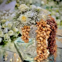 یک زن و شوهر برای سفره آرایی