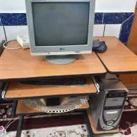 فروش یک دستگاه کامپیوتررومیزی به همراه میز