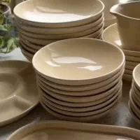 نقاش و طراح ماهر در کارگاه سفال وسرامیک