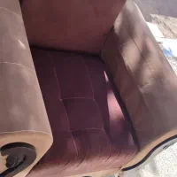 مبل هفت نفره همراه کوسن ومیز عسلی بزرگ و کوچک