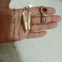 انگشتر و گوشواره و دستبند طلای سبک وزن