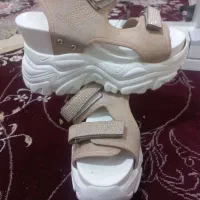 کفش سایز ۴۰ نو قیمت ۷۵۰ ودوعدد لباس|کیف، کفش، کمربند|امیدیه, |دیوار