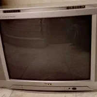 تلوزیون NEC و میز چوبی