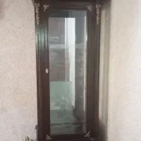 گنجه و جا لباسی ایستاده