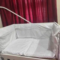 تخت نوزاد کنار مادر