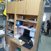 میز تحریر به همراه کتاب خانه