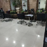 خانم برای خدماتی سالن زیبایی معلم