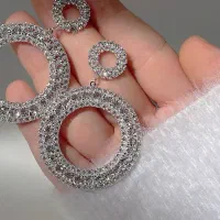 عنوانه گوشواره شیک گردن بند