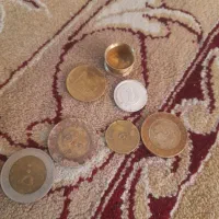 وسایل قدیمی سنگ و کلید و سکه و