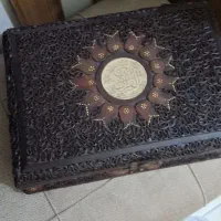 ساعت ایستاده و قرآن چرمی