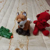 ۳عددعروسک ویک عددتفگ اسباب بازی .