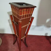 گلدان چوبی و چرم