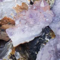 سنگ آماتیس و کوارتز