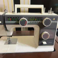 چرخ خیاطی ژانومه در حد نو با میز