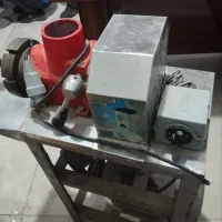 یک عدد دستگاه چرخ گوشت|خردکن، آسیاب، غذاساز|آشخانه, |دیوار