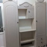 کمدبچه کرم رنگ به همراه میزتحریر وصندلی چرخدار