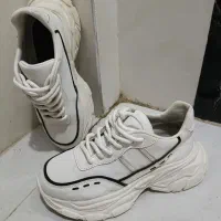 یک جفت کتونی سفیدلژدارنو