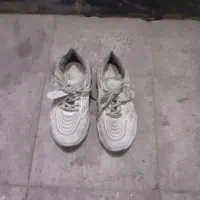 کفش وکتانی|کیف، کفش، کمربند|اندیشه, اندیشه فاز ۱|دیوار