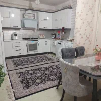 کابینت هایگلاس ساخته شده تمیز در حد نو