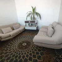 مبل هشت نفره  و جلو مبلی و فرش و میز غذاخوری