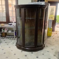 بوفه چوبی دارای سه طبقه شیشه ای