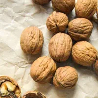 کاردر منزل شکستن گردو