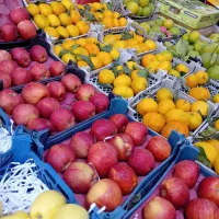 شاگرد در میوه فروشی