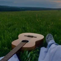 آموزش گیتار و آواز (توسط مربی خانم)