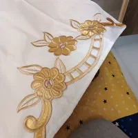 یک جفت رو بالشتی با گل ساتن و حوله گلدوزی شده