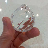 چندین عدد گوی کریستال+ تعداد زیادی پولکهای کرستال