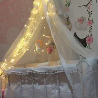 گهواره و تخت کنار مادر